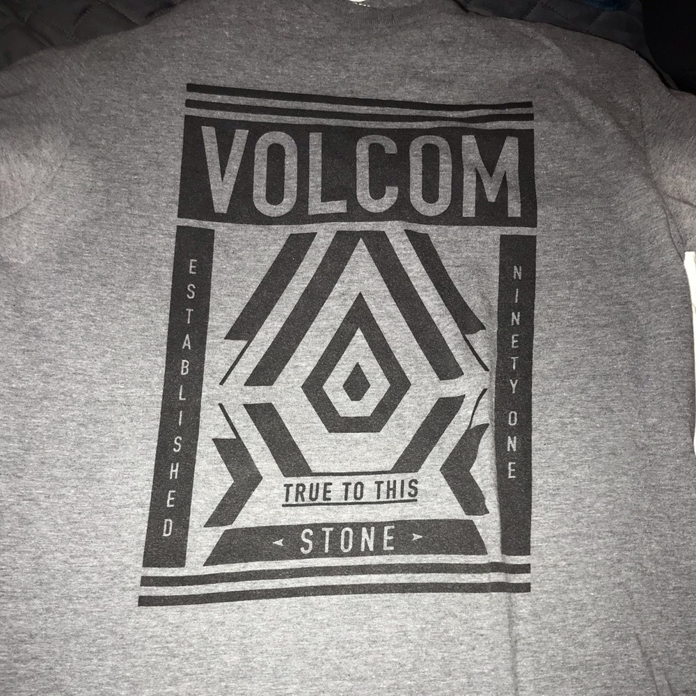 Men’s volcom shirt